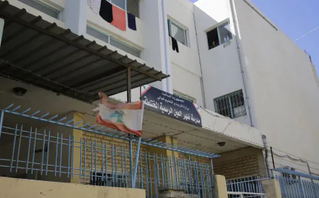 المدرسة الرسمية في العناية الفائقة... مدارس بلا أساتذة وصفوف مختلطة