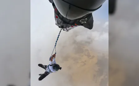 رياضي مصري يُنجز قفزة مظلية مثيرة من ارتفاع 13 ألف قدم
