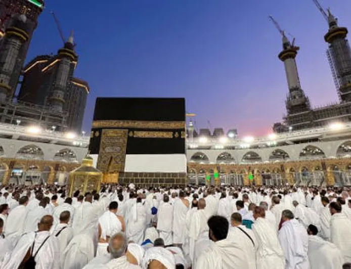 الرسائل الصاروخية الضالة نحو القبلة: انتحار جيوسياسي يستنفر 'عقيدة الردع' لدى سُنة لبنان"