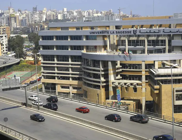 جامعة الحكمة تنفي تأثر أنشطتها بحادث مروري قرب الحرم