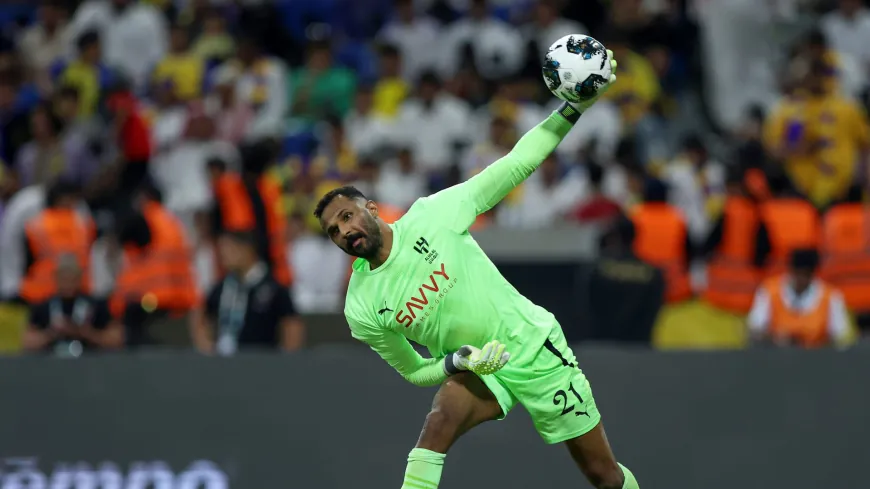 الهلال والاتحاد يحتفيان بإنجاز العويس في الكلاسيكو