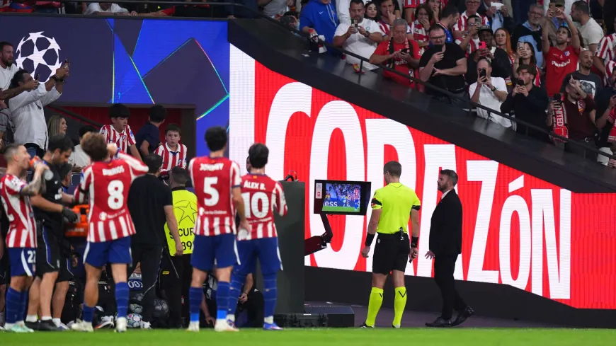 موقف فكاهي بين لاعبي أتلتيكو مدريد على دكة البدلاء