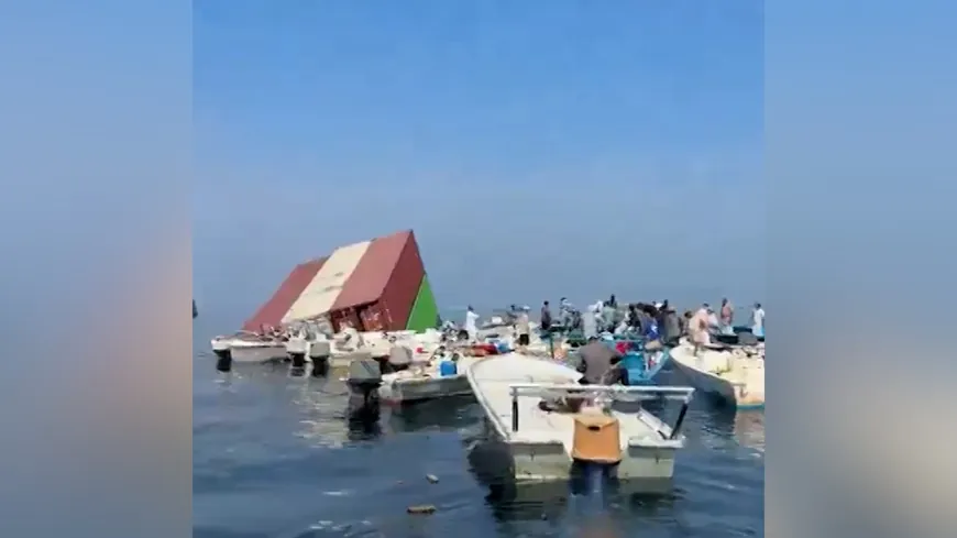غرق سفينة وإصابة أخرى بمقذوفات في مضيق هرمز