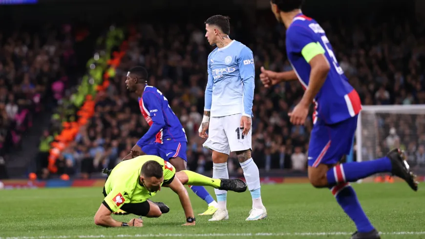 لاعب سيتي يدفع حكم المباراة أرضًا في موقعة مثيرة للجدل