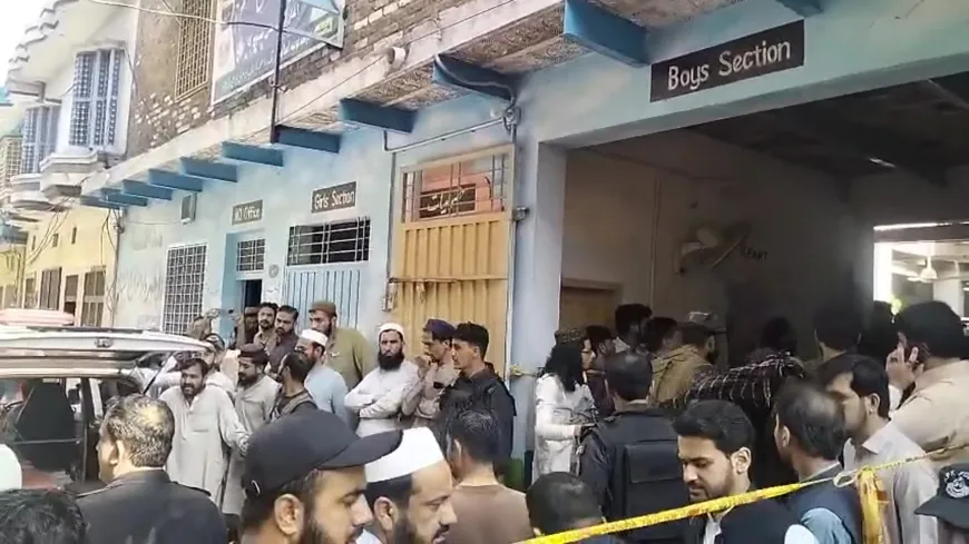 مأساة في بيشاور: انهيار سقف مدرسة يوقع عشرات الضحايا من الأطفال