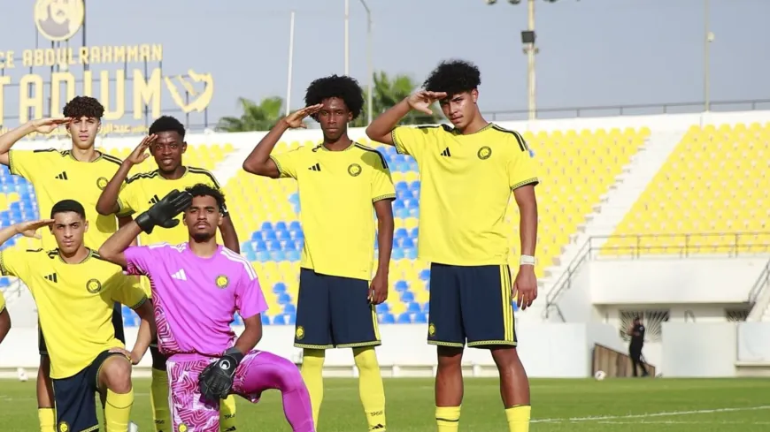 جونيور يحتفل بفوز النصر بتحية عسكرية في دوري الناشئين