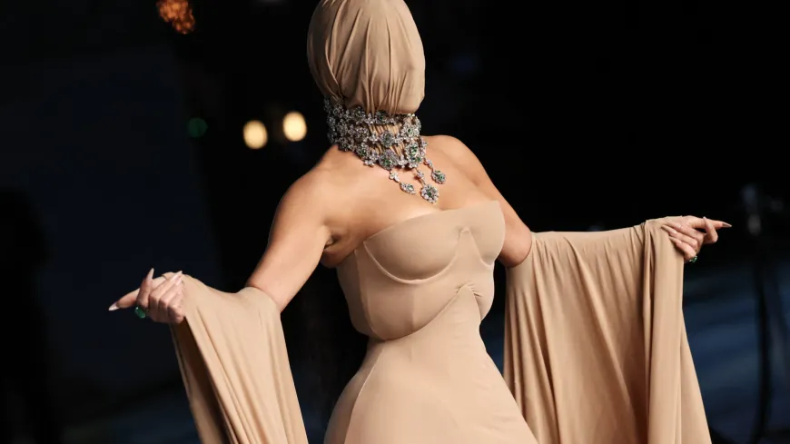 كيم كارداشيان بفستان عمره 75 عامًا في حفل أكاديمية المتحف السينمائي