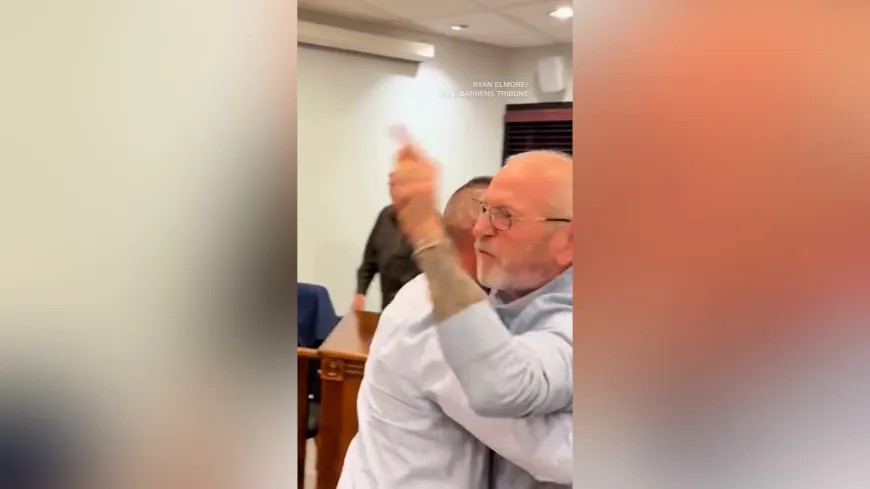 رئيس بلدية أمريكي يهاجم ساكناً خلال اجتماع عام ساخن