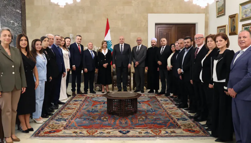 الرئيس اللبناني يسلّم المنهاج الوطني الجديد: التربية أساس بناء الدولة