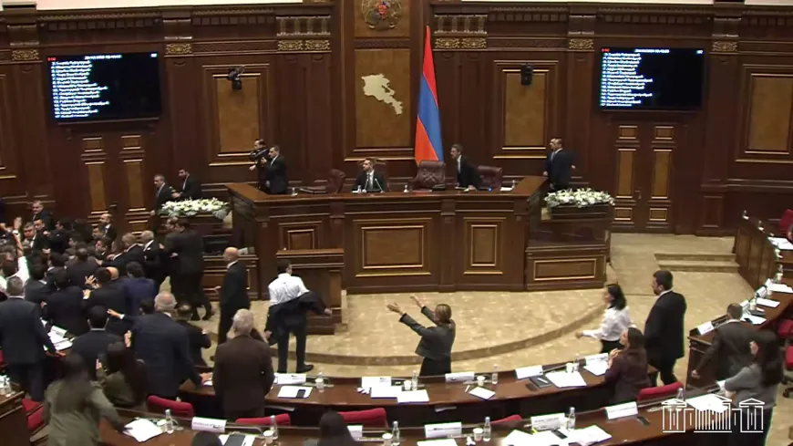 شجار عنيف في البرلمان الأرميني يسفر عن إصابات